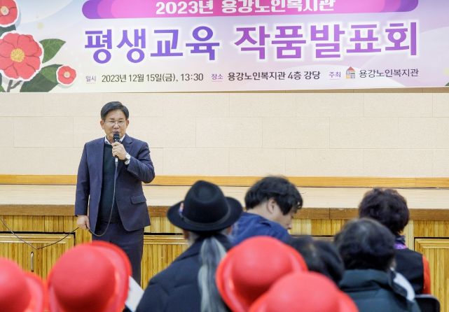 지난해 용강노인복지관에서 열린 평생교육 작품발표회에 참석해 인사말을 전하는 박강수 마포구청장