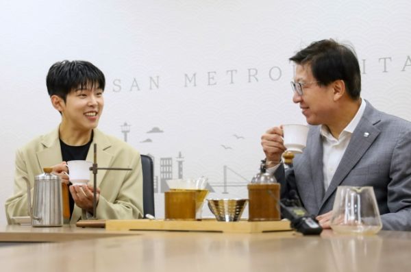 커피 한 잔 할래요? 부산시, '커피도시 부산' 홍보대사로 가수 '폴킴' 위촉