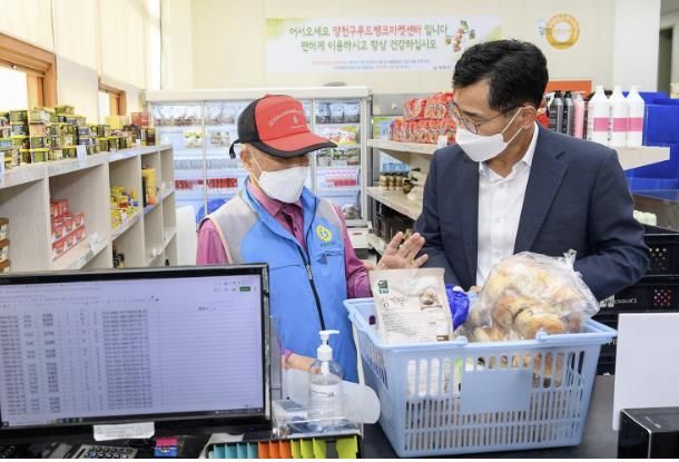 푸드뱅크마켓센터 신정동 지점을 방문한 이기재 양천구청장