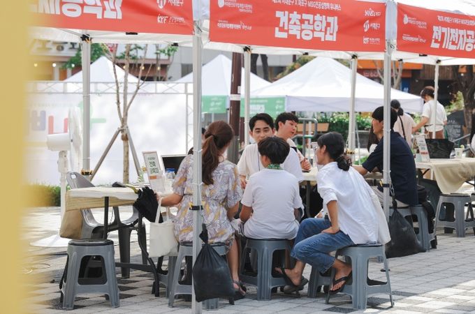 지난해 신촌에서 열린 제2회 서대문전공설명회 모습. 올해는 비 예보로 서대문구청 대강당에서 열린다.