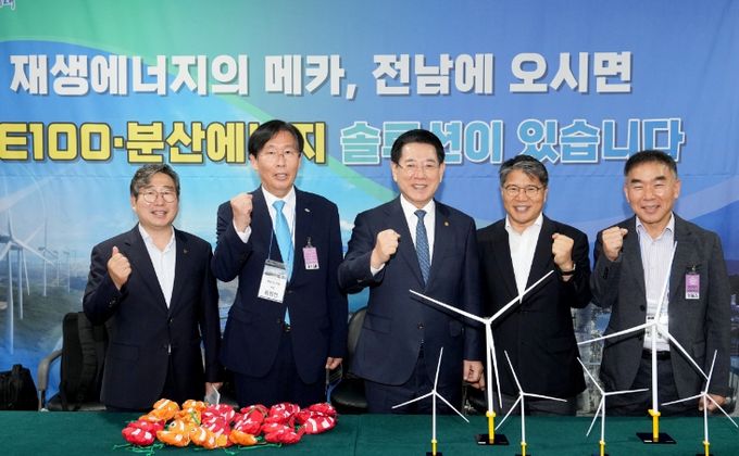 전라남도가 재생에너지 분야 국내 최고의 교수, 연구자, 기업인들에게 ‘재생에너지 메카, 전남에 RE100과 분산에너지 솔루션(해법)이 있다’를 주제로 성공사례와 해결책을 제시해 호평을 받았다. 김영록 전라남도지사가 지난 9일 국회에서 운영한 전남도 재생에너지 홍보관에서 지역 우수 사례를 소개하는 모습