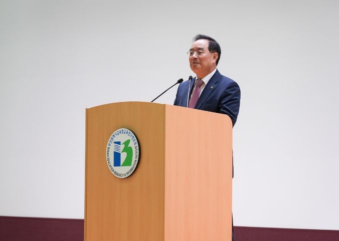 ‘부산학력체인지 학부모 연수’에서 인사말 하는 하윤수 교육감