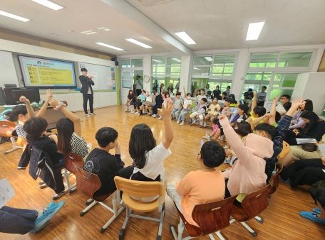 고중선 교사가 공개 수업을 진행하고 있다.