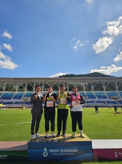 ‘제105회 전국체육대회’ 포환던지기 종목에서 금메달을 차지한 전남체육고등학교 문혜솔 선수(왼쪽부터 세 번째)가 활짝 웃고 있다.