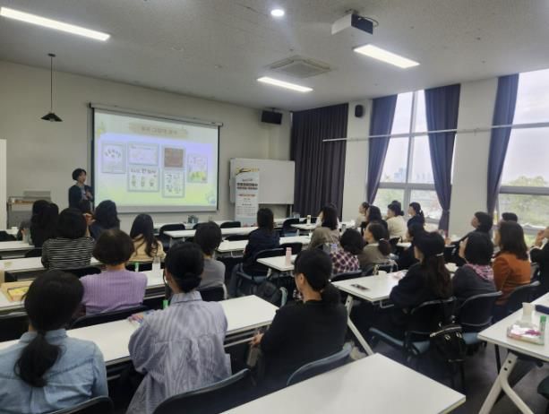 18일, 세종드림빌딩 카이로스 회의실에서 ‘2024년 하반기 초등돌봄전담사 역량 강화 연수’ 1회차가 진행되고 있다.