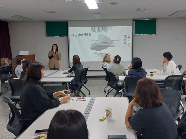 인천서부교육지원청, 학부모 힐링 연수 ‘읽걷쓰와 떠나는 마음산책’ 운영