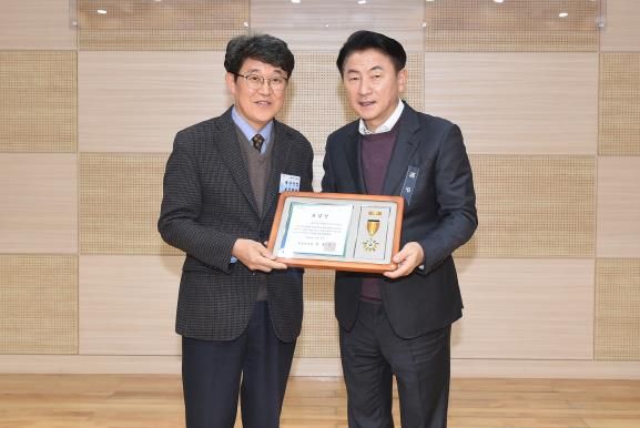 김동근 시장이 12월 31일 2024년 종무식에서 헌혈사업 유공자들에게 표창을 수여한 뒤 함께 기념 사진을 찍고 있다.