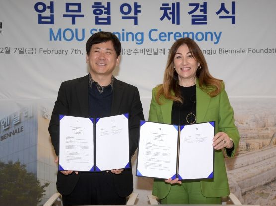 이상갑 광주광역시 문화경제부시장이 7일 오전 광주비엔날래재단 회의실에서 몰타 예술위원회 애나벨 스티발라 국제문화교류국장과 지속적 미술교류와 파빌리온 상설화를 위한 업무협약을 체결한 후 기념촬영을 하고 있다.