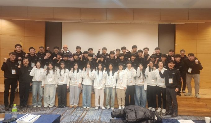 학생들이 캠프를 마찬 뒤 기념 사진을 기념사진을 찍고 있다.