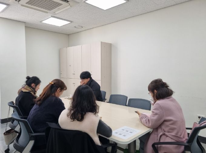 유성구의 한 공공도서관에서 성인 독서동아리 활동을 진행하고 있다.