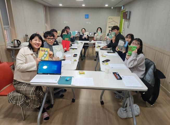 2025년 비단책보(올해의 책) 사서 선정단 심사 모습