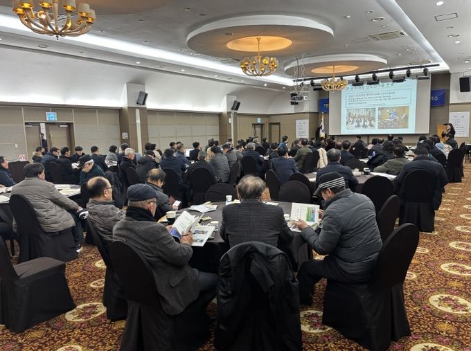 19일 나주중흥골드스파에서 퇴직 교직원들의 학교 교육활동 지원을 위한 역량 강화 연수가 진행되고 있다.