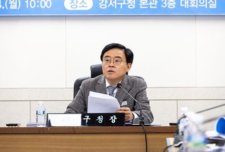 진교훈 서울 강서구청장이 24일(월) 구청 대회의실에서 ‘강서형 공공디자인 진흥계획 수립 용역 최종보고회’를 주재하고 있다.