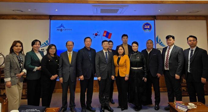 왼쪽에서 여섯번째부터 김하균 행정부시장, 에네비시 졸론히식트 몽골 교육부 교사교육청 학생개발부장, 바야르툴가 셈지드마 울란바토르시의회 의원