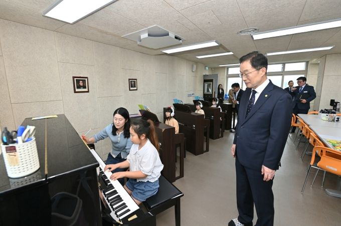 경북교육청, 포항 거점형 늘봄센터 방문해 학부모들과 현장 소통협의회 가져!(수업을 참관하고 있는 임종식 교육감)