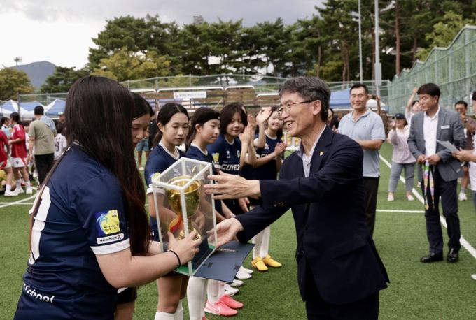 천창수 울산교육감, 학교스포츠클럽대회 선수와 지도교사 격려