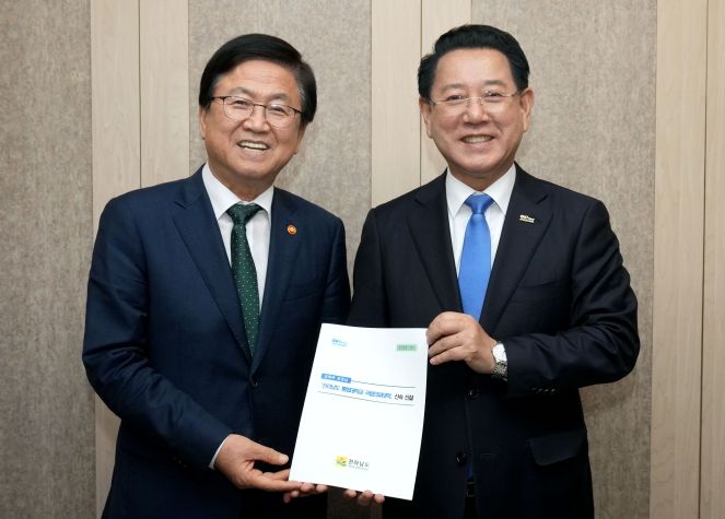 (최교진 교육부 장관 면담)김영록 전라남도지사가 1일 세종에서 최교진 교육부 장관과 면담을 갖고 전라남도 통합대학교 국립의대 신속 신설 등 전남도 핵심사업 해결을 위한 걸의 및 협조를 요청하고 있다.