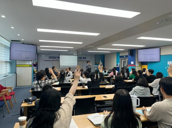 울산광역시교육청은 15일 다산홀에서 초등교사 70여 명을 대상으로 '2025년 하반기 초등 수업 성장 지원 특강'을 열었다
