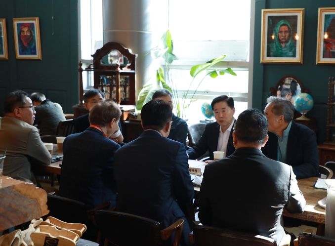 인천항만공사 이경규 사장이 OKTA 임원진들과 인천항 수출 관련 협의를 하고 있다