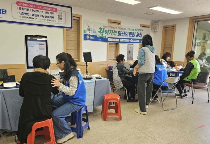 29일 밀양시 산외면 문화센터에서 열린 찾아가는 통합돌봄버스 행사에 참여한 지역 주민들이 돌봄서비스를 이용하고 있다.