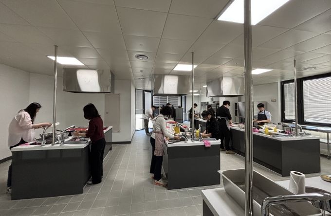 29일 밀양시 상상어울림센터에서 열린 영양관리 요리실습 프로그램 청년 1인 가구 참가자들이 조리 실습을 하고 있다.