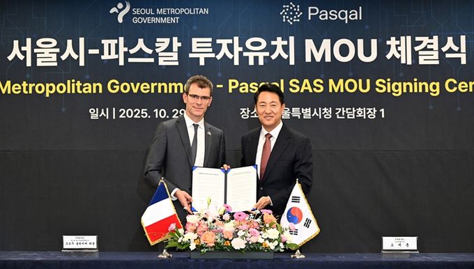 29일 오후 서울시-파스칼 투자유치 MOU 체결식에서 오세훈 서울시장(우)과 조르주 올리비에 레몽 CSAO가 협약서를 들고 기념촬영 하고 있다.