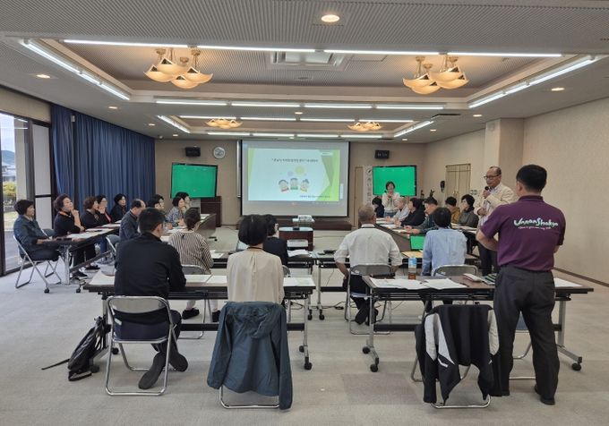 강진군 직원들이 일본 운난시 지역포괄케어센터에서 지역포괄케어 시스템에 대하여 설명을 듣고 있다.