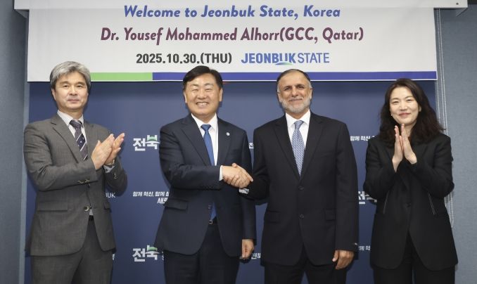 30일 서울 전북특별자치도 중앙협력본부에서 김관영 도지사가 유세프 모하메드 알호르 카타르 글로벌탄소위원회(GCC·Global Carbon Council) 의장과 탄소중립 및 지속가능 인프라 구축을 위한 협력 방안을 논의하고 기념촬영을 하고 있다