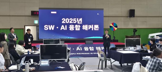 천창수 교육감이 1일 울산학생교육문화회관에서 '소프트웨어, 인공지능 융함 끝장 개발 대회' 참가자들에게 인사말을 하고있다