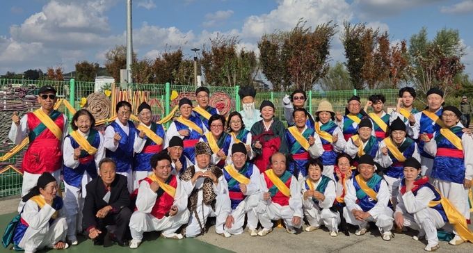 영천문화원 부설 명주농악보존회는 지난 1일 전북 부안 해뜰마루에서 개최된 ‘제13회 전국농악경연대회’에서 최우수상인 문화체육관광부장관상을 수상했다.