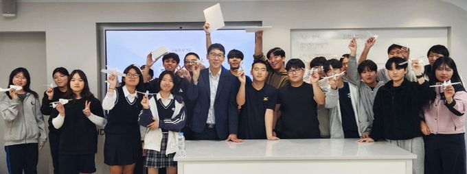 경상국립대학교 우주항공대학 Hi-CSA 진로부트캠프 및 우주항공꿈키움프로젝트 수업 장면