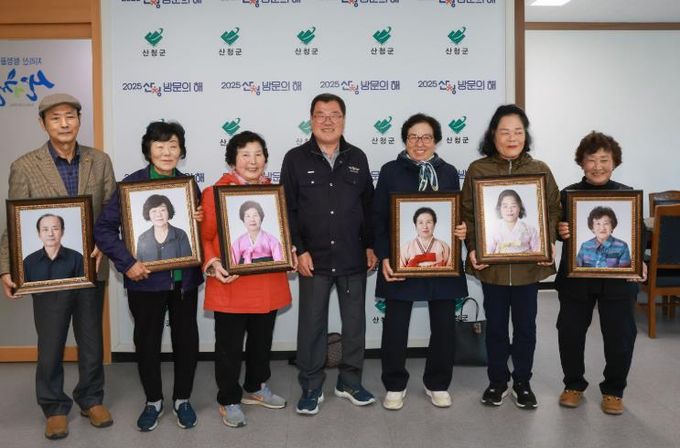 산청군, 어르신 자원봉사자 장수사진 전달