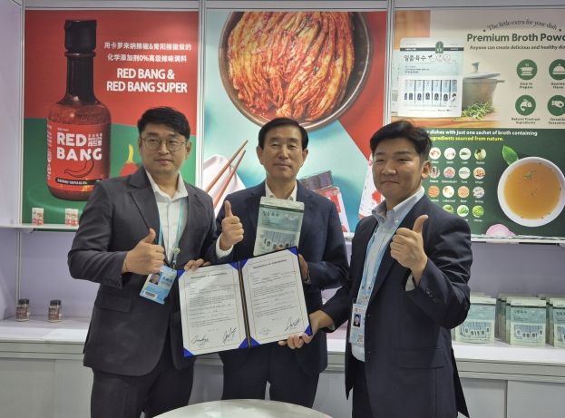 충주시, 중국 신위시와 우호교류 협약 체결(광저우 수출입상품 교역회에서 수출계약 사진-왼쪽부터(주)코어그린 강민규 상무, 조길형 충주시장, 관계자)