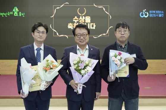 왼쪽 죽변면 김민수 주무관, 오른쪽 평해읍 김상엽 주무관