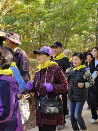 5일 경암근린공원에서 열린 2025 한마음 치매극복 걷기행사에서 시민들이 걷고 있다.