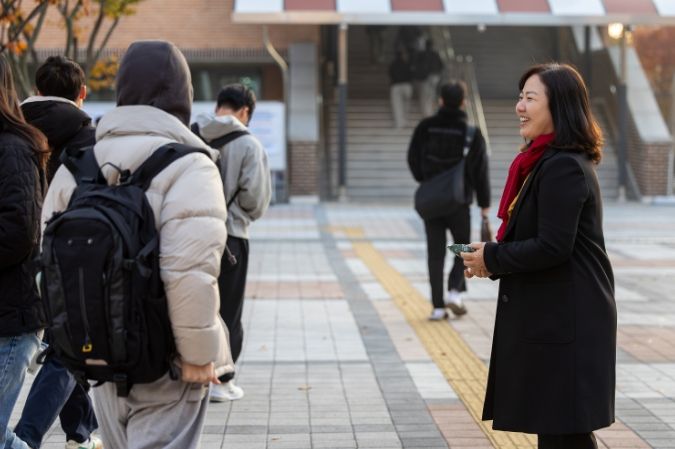 11월 13일, 구연희 교육감 권한대행이 2025학년도 대학수학능력시험 제29(세종)지구 제3시험장인 새롬고등학교를 찾아 수험생들에게 따뜻한 격려와 응원을 전하는 모습