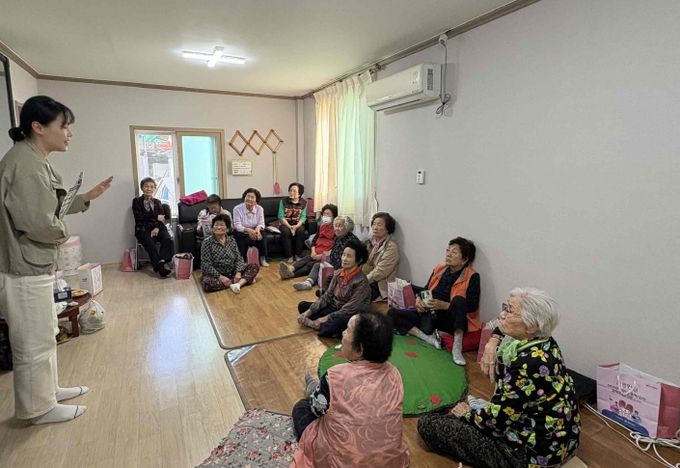 밀양시보건소 관계자가 지역 경로당을 방문해 진드기 매개 감염병 예방수칙을 안내하고 있다.