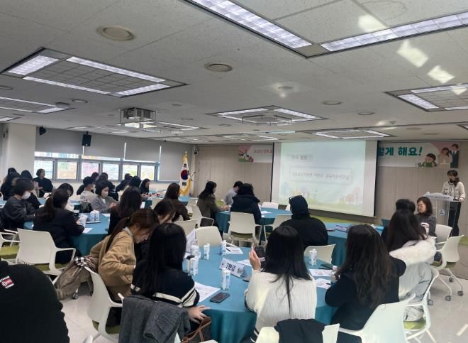 강북지역 초등학교 예비 학부모들이 18일 강북교육지원청 대회의실에서 '초등 안심 학년제 연수'를 듣고있다