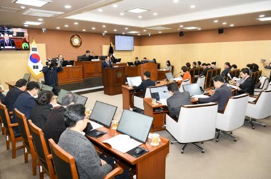 2025년도 본예산안 제출 당시 시정연설하는 이병선 속초시장