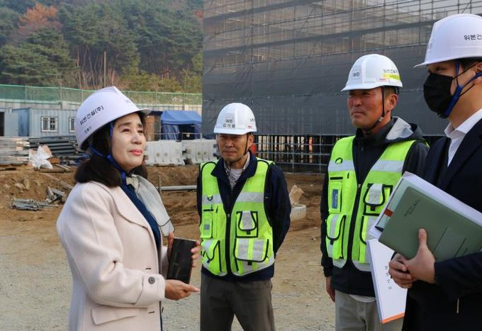 당진교육지원청, 당진시 수청동 ‘꿀벌도서관·당진교육종합센터’ 신축 공사 순항, 정은영 교육장 현장 점검 및 격려