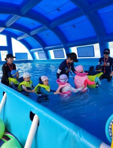 전하초병설유치원 원아들이 이동식수영장에서 생존수영을 배우고 있다.