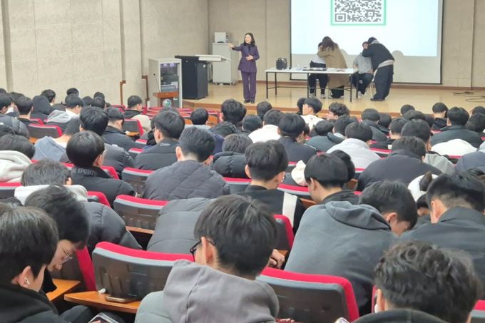 광주학생교육문화회관이 지난 20일 광덕고등학교 강당에서 진행한 이미지 메이킹 강의에서 광덕고등학교 3학년 학생들이 직접 메이크업과 헤어스타일을 시연해보고 있다.