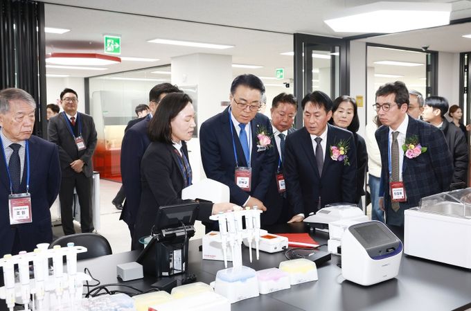 개소식에서 구복규 화순군수가 기술협력센터 홍보부스를 둘러보고 있다.