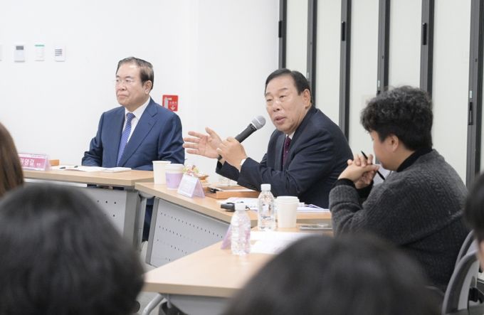 최민호 시장, 교육강사와 인구문제 해법 논의