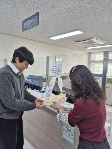민원담당자가 민원인에게 핫팩 제공