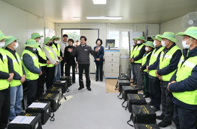 고흥군, 노인일자리 공동체사업단 현장 방문 (1) - 공영민 군수가 27일 고흥시니어클럽 공동체사업단을 방문해 어르신들과 인사를 나누고 격려하고 있다