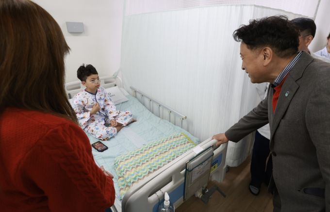 의료비후불제 수혜아동 병문안(마이크로병원)