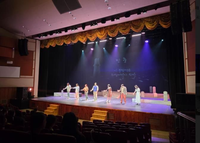 12월 3일 예술공연문화체험 프로그램에 출연한 광주뮤지컬단 ‘다락’의 5·18 창작 뮤지컬 ‘망월: 달을 바라다’ 공연 장면