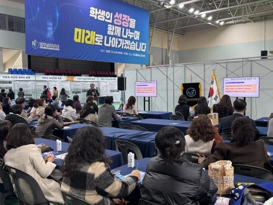 3일 화순 하니움문화스포츠센터에서 전남 각 지역의 학부모 100여 명이 참석한 가운데 ‘2025 전남 학부모 한마당’이 진행되고 있다.