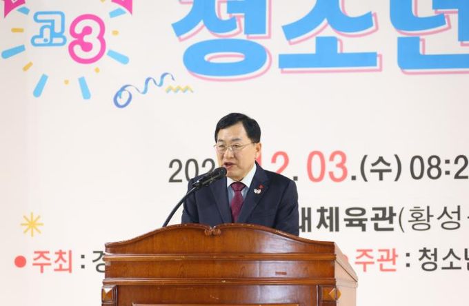 주낙영 경주시장이 3일 '2025년 경주시 고3 청소년 축제'에서 청소년들을 격려하며 축하 인사를 전하고 있다